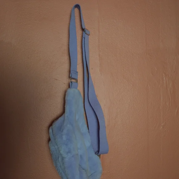 Aerie Fur Sling Bag Solar Violet - Picture 4 of 7